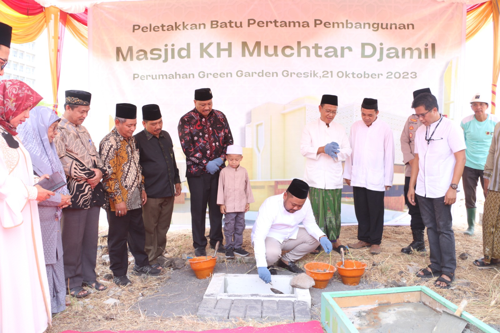 Bupati Gresik Lakukan Peletakan Batu Pertama Masjid KH Muchtar Djamil Perum Green Garden Gresik